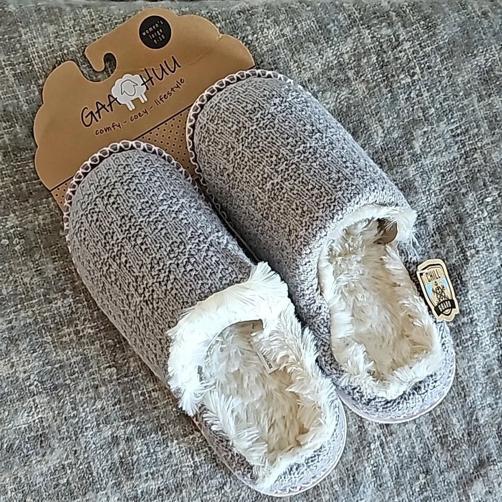 Slippers - Picture 1 of 3